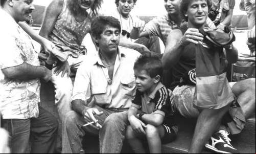 Fagner e Zico nas escadas de túnel do Maracanã, antes de partida amistosa