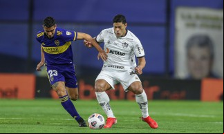 Atacante Hulk disputa bola no jogo Boca Juniors x Atlético-MG, em La Bombonera, pela Copa Libertadores