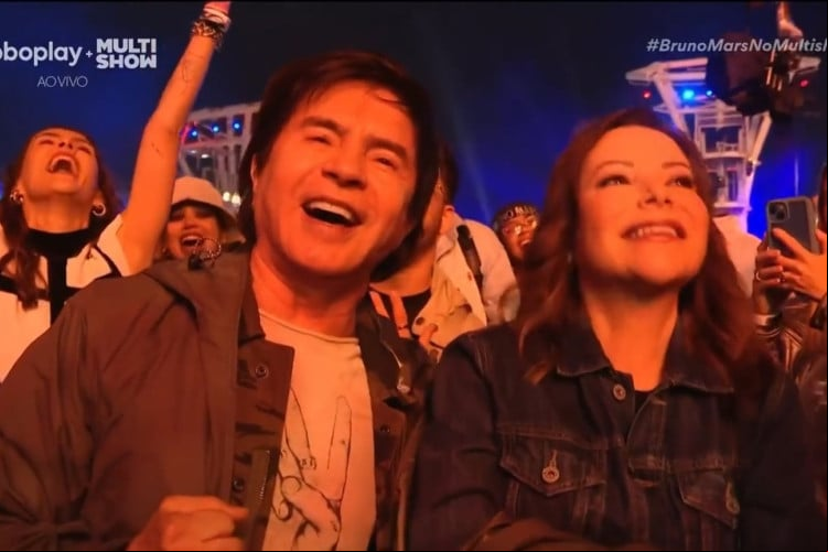 Com a família e da plateia, Xororó cantou 'Evidências' durante show de Bruno Mars no The Town