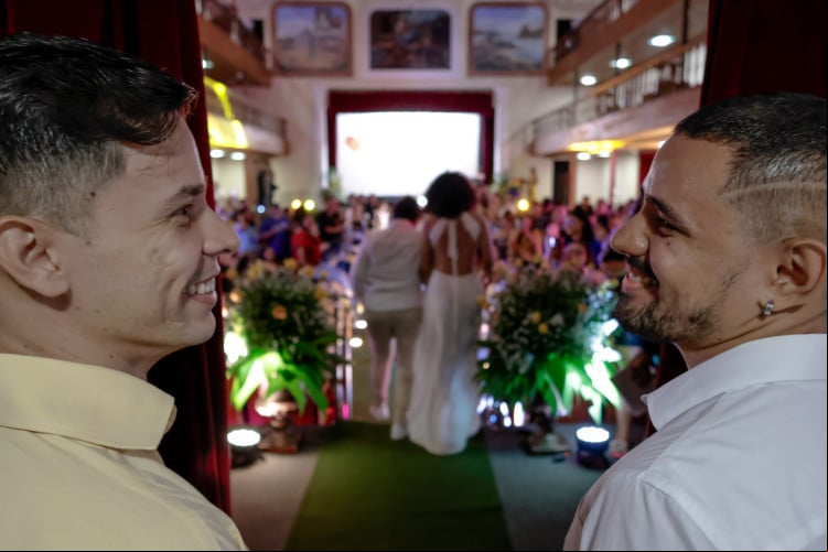 Casamento coletivo LGBTQIA+ reuniu 22 casais no Teatro São José