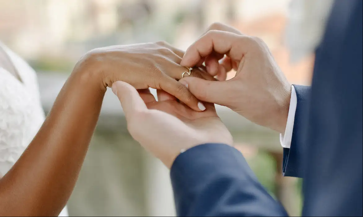 Casamento Comunitário - Casais trocam alianças em cerimônia coletiva promovida pela Prefeitura de Aquiraz. 