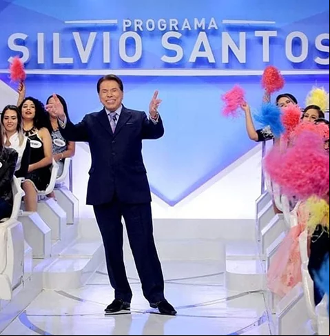 A música Sílvio Santos vem aí foi composta por Archimedes Messina (1932-2017). Após disputa judicial e pedido de indenização a Messina, que alegava não ter recebido, Silvio chegou a um acordo. A canção é tema marcante do programa.