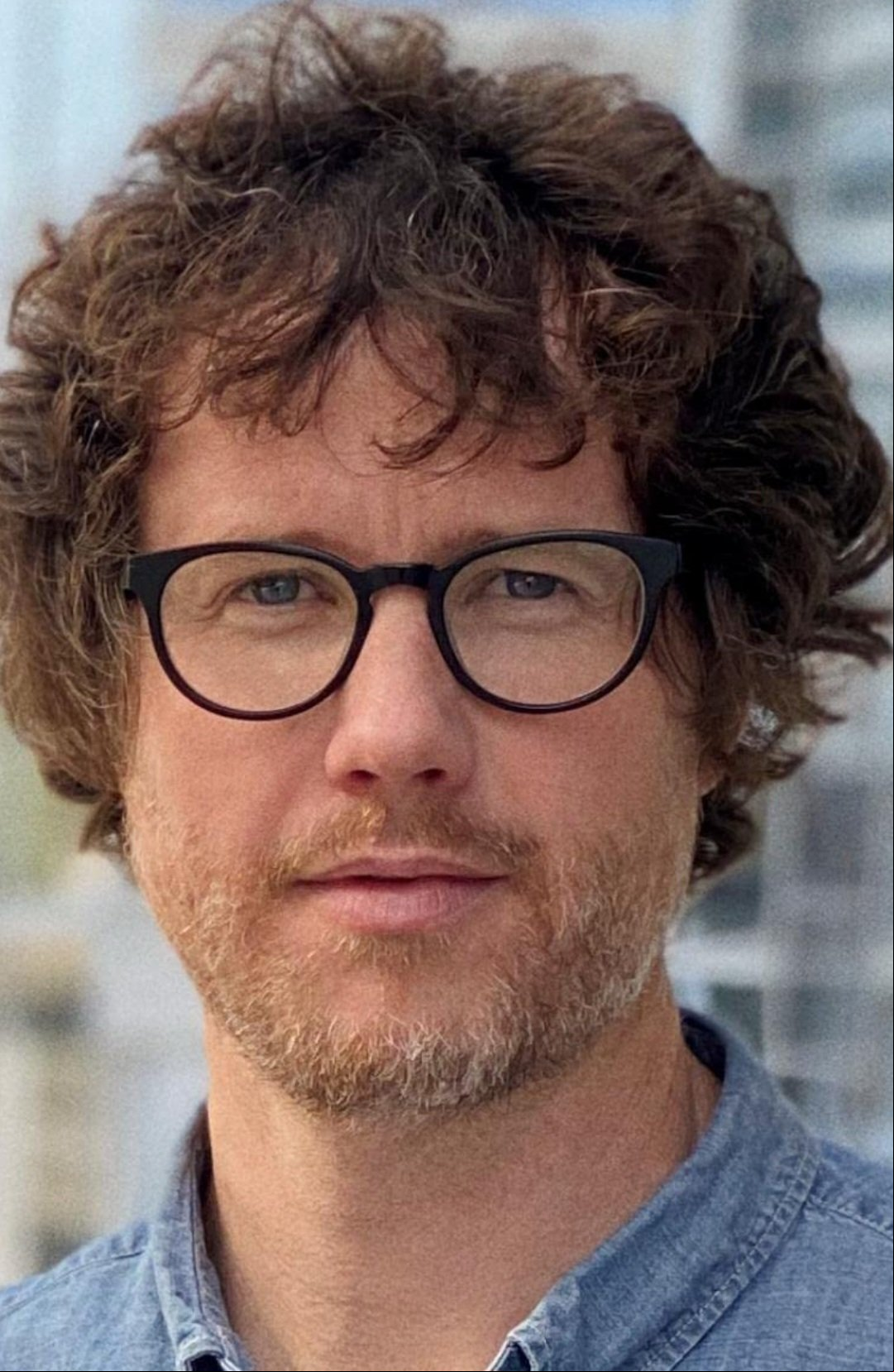 Ele foi preso em janeiro após ameaçar o diretor do longa, Tyler Gillett (foto) em Montreal (foto), no Canadá. Tyler recebeu uma ameaça do suspeito enquanto estava dentro de uma sala de cinema com outros colegas de trabalho.