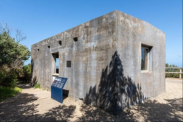 Um bunker, segundo a Encyclopaedia Britannica, é uma construção de ferro e concreto localizada principalmente no subsolo e usada para manter cidadãos, soldados e armamentos a salvo de ataques.