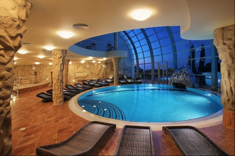 Alguns bunkers têm bares, restaurantes, capela, piscinas e até cinema, enquanto outros, chamados de individuais, podem ter pista de boliche, spa, portas resistentes a balas e uma saída de caverna motorizada.