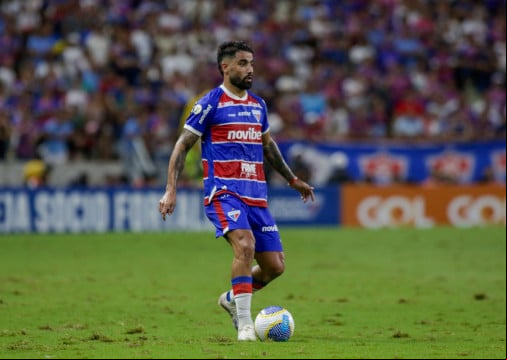 Zagueiro Brítez no jogo Fortaleza x Flamengo, no Castelão, pelo Campeonato Brasileiro Série A 2024