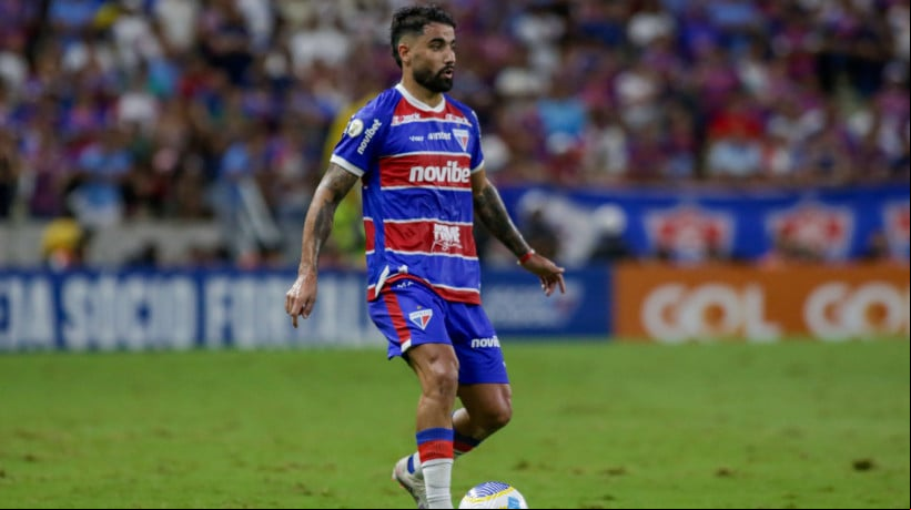 Zagueiro Brítez no jogo Fortaleza x Flamengo, no Castelão, pelo Campeonato Brasileiro Série A 2024 