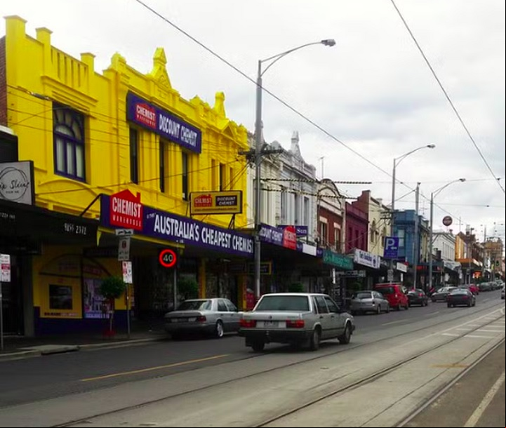 1) High Street, Melbourne, Austrália: Localizada no bairro de Prahran, a High Street é conhecida por sua atmosfera vibrante, lojas ecléticas, cafés modernos e vida noturna animada. A variedade gastronômica é grande por lá, sendo possível encontrar desde cafés da manhã saudáveis até jantares sofisticados.