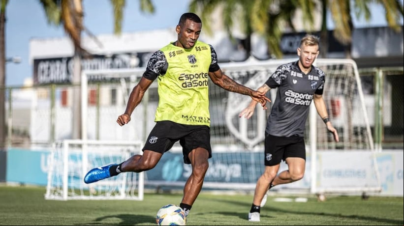 Marllon, zagueiro do Ceará, durante treino no CT de Porangabuçu 