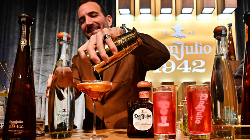 Um coquetel com tequila é feito em demonstração durante uma prévia sobre comidas, bebidas e decoração para o Governors Ball, a celebração oficial pós-Oscar