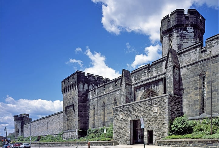 A Penitenciária Estatal do Leste, nos Estados Unidos, está abandonada desde 1971 e já abrigou grandes criminosos como o gangster Al Capone. Os presos viviam em um verdadeiro isolamento, apenas com uma Bíblia e tarefas para ocupar o tempo. Nem contato com os guardas eles tinham.