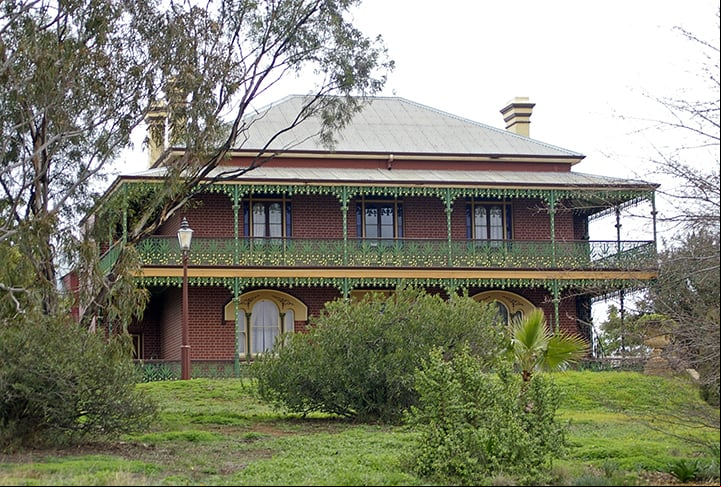 Monte Cristo Homestead (Austrália) - Desde sua construção em 1848, houve suicídios, mortes trágicas, assassinatos e desaparecimentos. A maior atividade paranormal ocorre nas noites dos sábados. A história mais conhecida é a do Blue Boy, um espírito de um menino que morreu de causas misteriosas na casa.