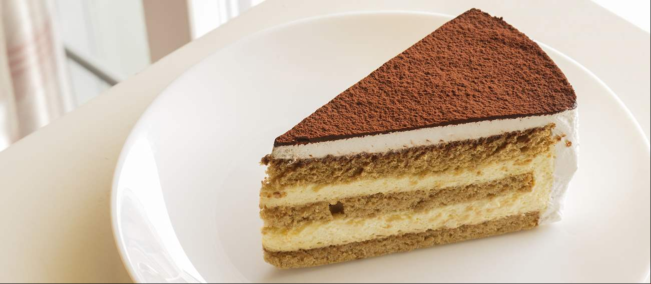 Pavê de chocolate - Composto por camadas de creme de chocolate intercaladas com bolachas do tipo maisena embebidas em leite, formando um doce cremoso e consistente. Às vezes, leva chantilly, chocolate ralado ou frutas para dar um toque extra