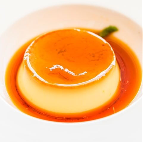Como fazer: Derreta o açúcar numa a até formar uma calda dourada e despeje numa forma. Bata no liquidificador o leite condensado, leite e ovos, despeje na forma caramelizada e asse em banho-maria no forno preaquecido a 180º por uma hora ou até firmar. Deixe esfriar e leve à geladeira antes de desenformar.
