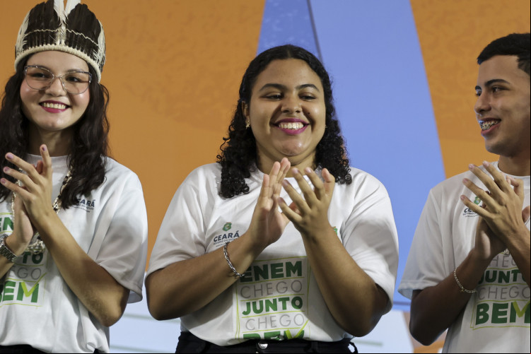 Maria Karine, 18, e Ana Júlia, 18, são egressas da rede pública e conseguiram ser aprovadas para vagas no ensino superior Maria Karine, 18, e Ana Júlia, 18, são egressas da rede pública e conseguiram ser aprovadas para vagas no ensino superior