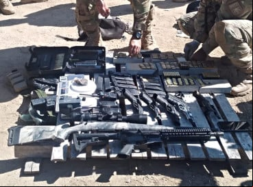 Dois fuzis, quatro pistolas, um revólver e quatro artefatos explosivos foram apreendidos pela PM-CE durante operação em que três suspeitos foram mortos em intervenção policial
 