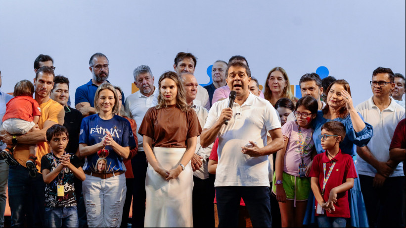 Prefeito Evandro Leitão e vice Gabriela Aguiar em entrega de carteirinhas de identificação de pessoas com Transtorno do Espectro Autista (TEA) no Ginasio Paulo Sarasate