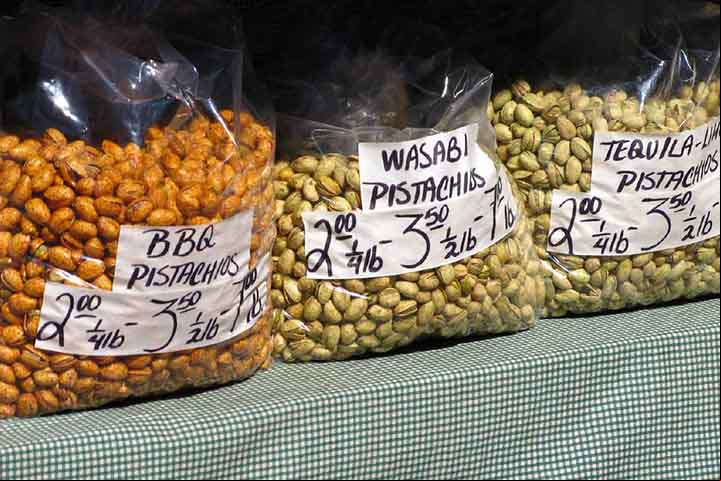 O fruto, conhecido como pistache ou pistachio, é oriundo das árvores da família Anacardiaceae, do género Pistacea. Apesar de existirem diversas espécies, a Pistacia Vera é a árvore de pistache domesticada mais cultivada globalmente.