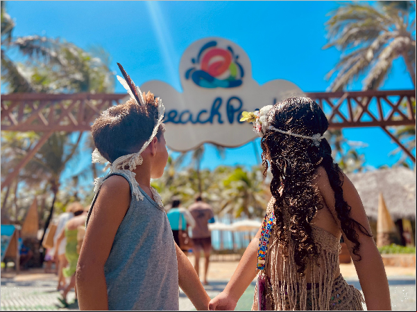 Estudantes indígenas da Escola Jenipapo-Kanindé em dia de diversão no Beach Park 