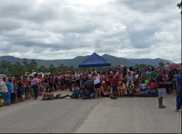 Indígenas tapebas protestam por melhorias na BR-222, em Caucaia, nesta terça-feira, 10 