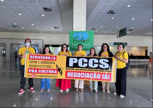 Servidores da Secretaria da Cultura do Ceará (Secult-CE) fizeram manifestação durante evento com presença de Elmano de Freitas; profissionais reivindicam Plano de Cargos, Carreiras e Salários (PCCS) na Cultura