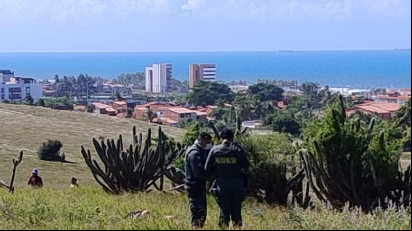 Local onde o corpo de um homem, morto a tiros, foi encontrado na tarde desta quarta-feira, 11, na Praia do Futuro 