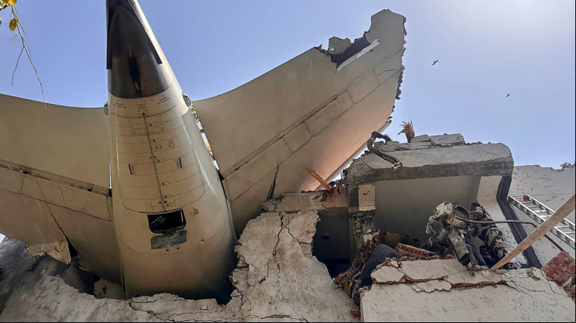 Imagem publicada na conta X (antigo Twitter) da Força Central de Segurança Industrial (CISF), em 12 de junho de 2025, mostra a traseira de um avião da Air India após a queda em uma área residencial perto do aeroporto de Ahmedabad. O avião de ageiros do voo 171 da Air India, com destino a Londres, caiu no oeste da Índia, com 242 pessoas a bordo, disseram autoridades da aviação, no que a companhia aérea chamou de