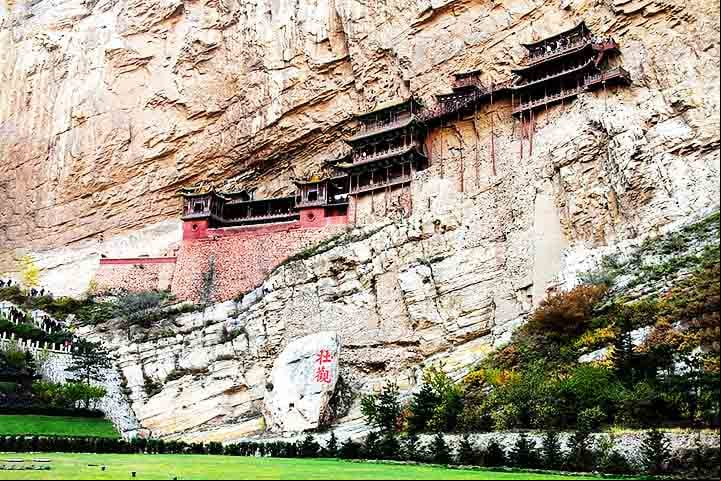 A província de Shanxi, na China, abriga um templo que mais parece um “milagre” arquitetônico por sua localização surpreendente. 
 
