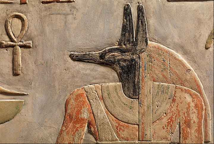 O chacal ou lobo, segundo o mito, era a correspondência do deus Anúbis, que tinha a missão de proteger os túmulos e receber as pessoas depois de sua morte para analisar se elas teriam a garantia de boas condições após o enterro ou até mesmo se deveriam virar comida de um monstro.