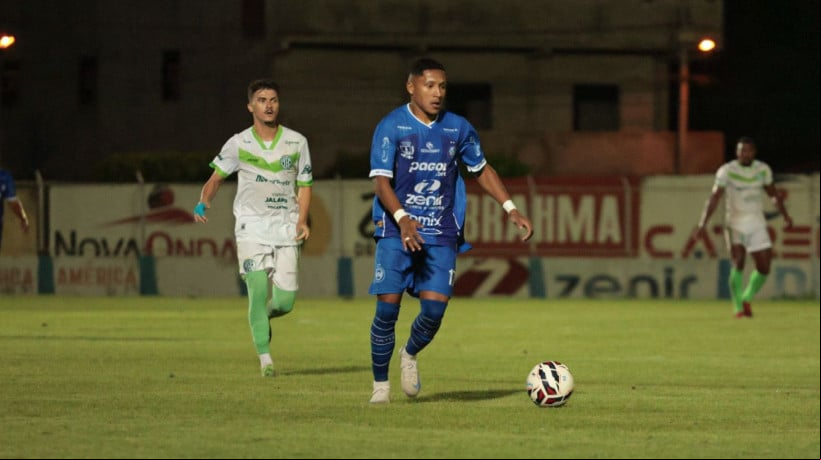 O lance da reclamação aconteceu três minutos antes do gol da equipe tocantinense 