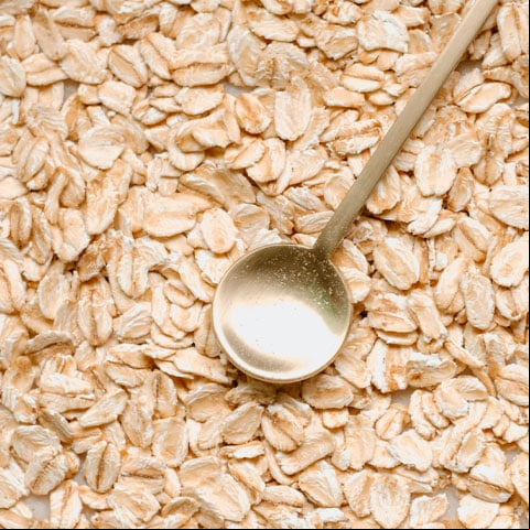 Seja em formato de flocos, farelo, farinha ou cereal, a aveia é um alimento extremamente nutritivo e favorece a saúde dos indivíduos  prevenindo doenças crônicas. Ela pode ser consumida de forma pura ou associada a outros ingredientes. 